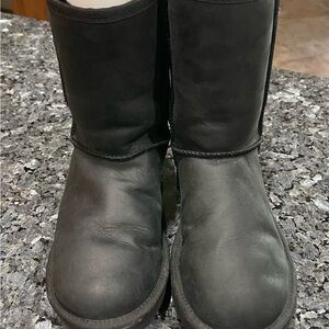 UGG Classic Short II Women’s Black Leather Boots Size 7